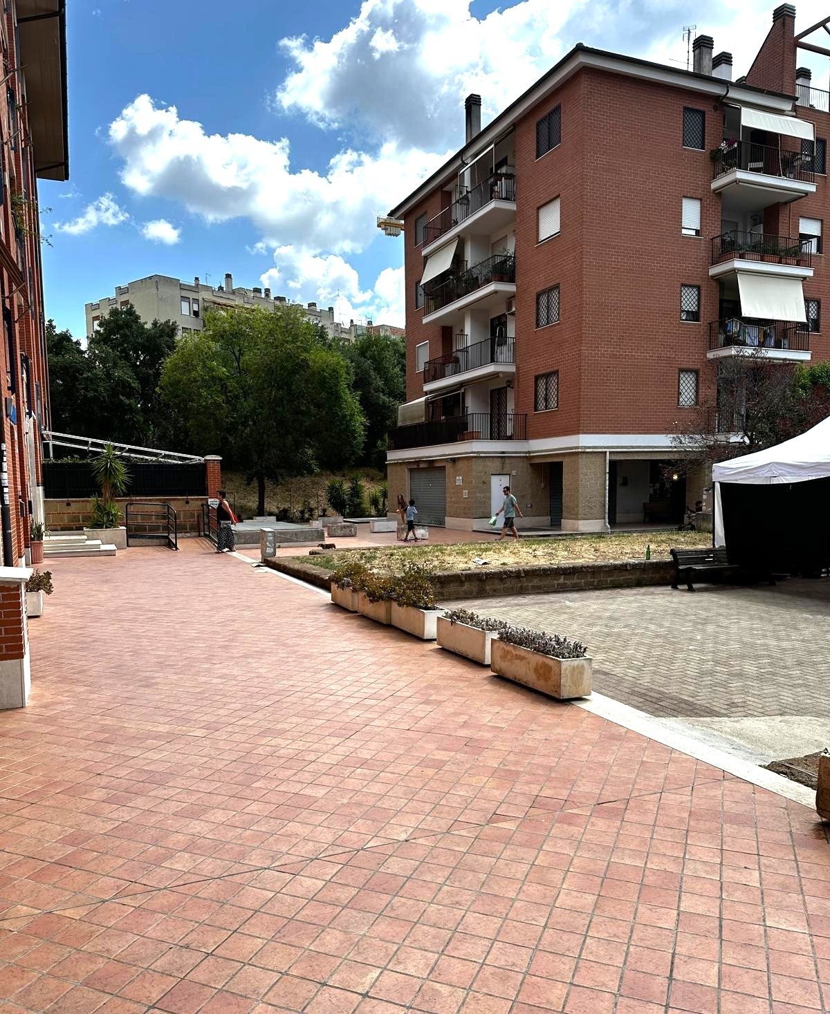 Largo Quaroni – LICENZA TABACCHERIA – € 259.000