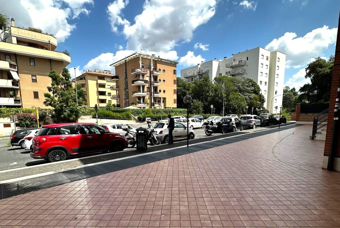 Largo Quaroni – LICENZA TABACCHERIA – € 259.000