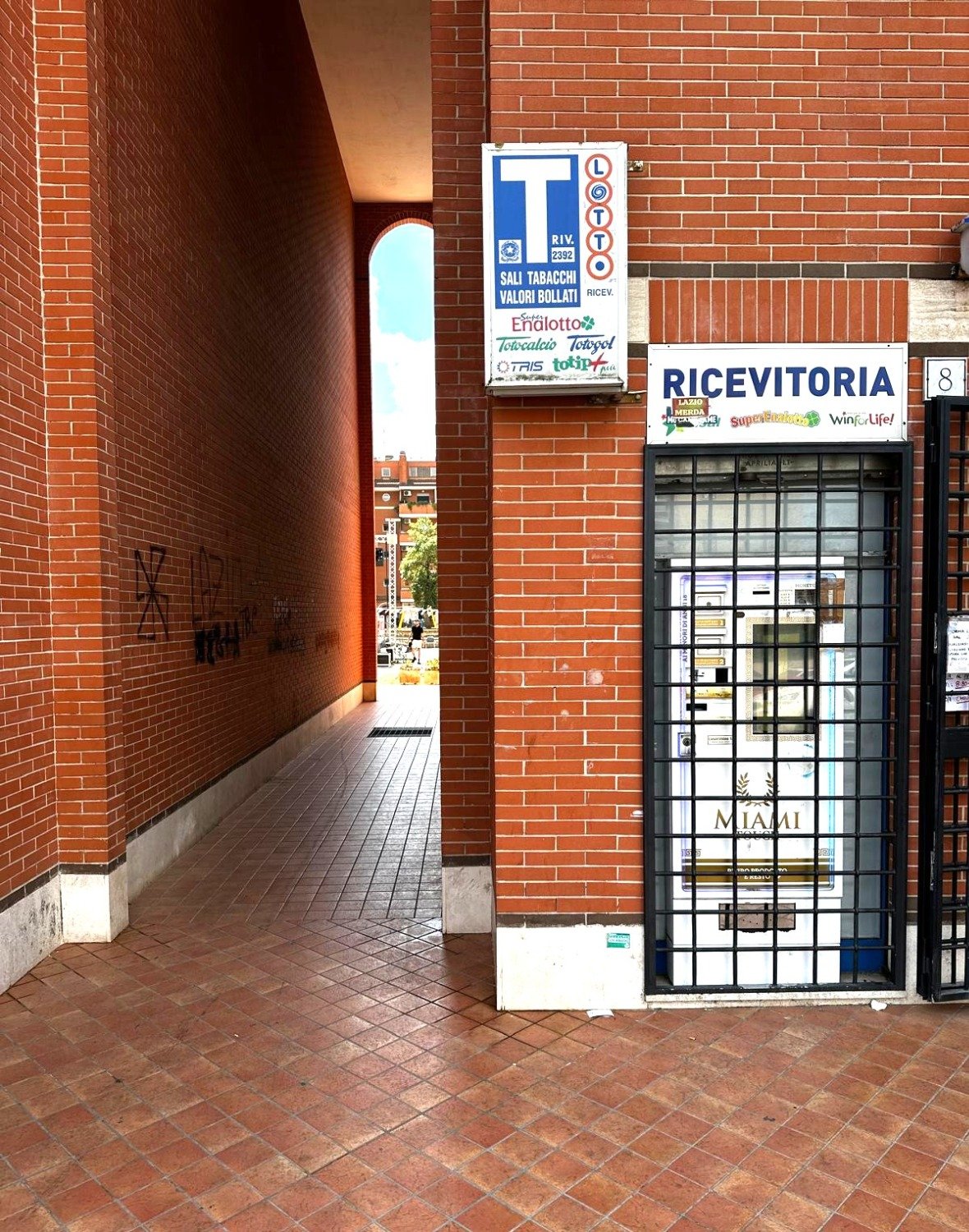 Largo Quaroni – LICENZA TABACCHERIA – € 259.000
