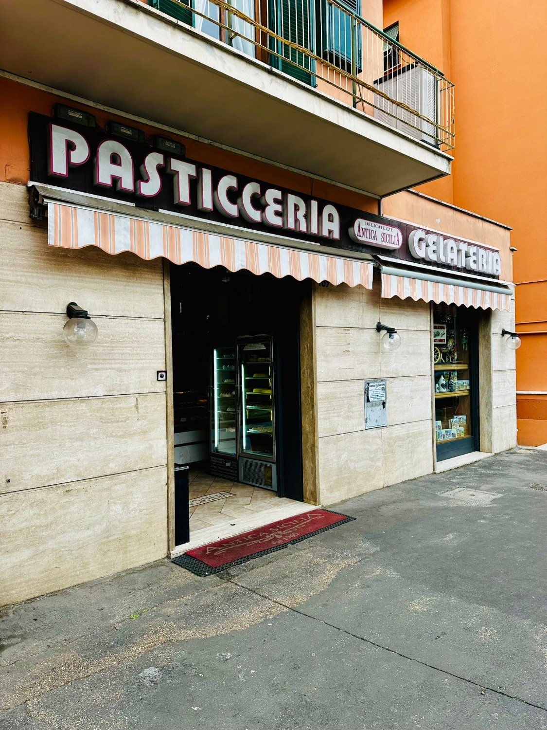 Viale Alessandrino – ATTIVITA’ STORICA -50.000 € XT306