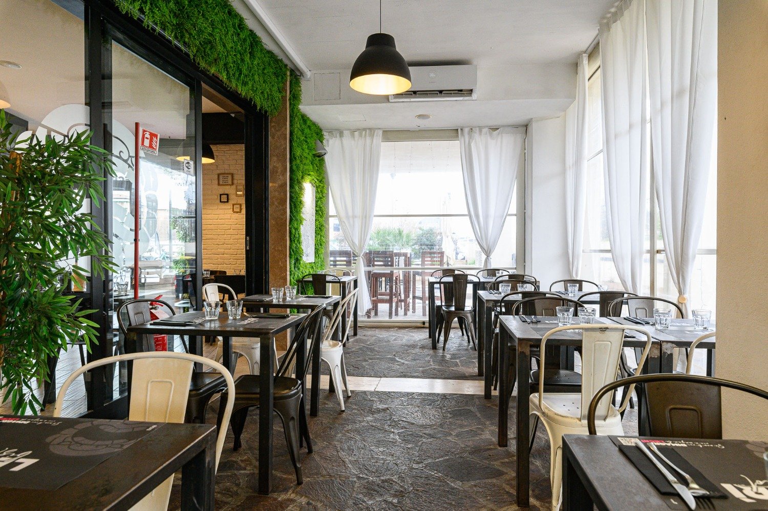 113-2679566-1 RISTORANTE AVVIATO – € 80.000 XT302