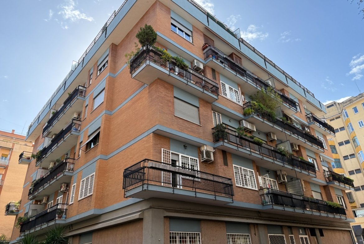 MONTAGNOLA – 7 locali € 555000 T704