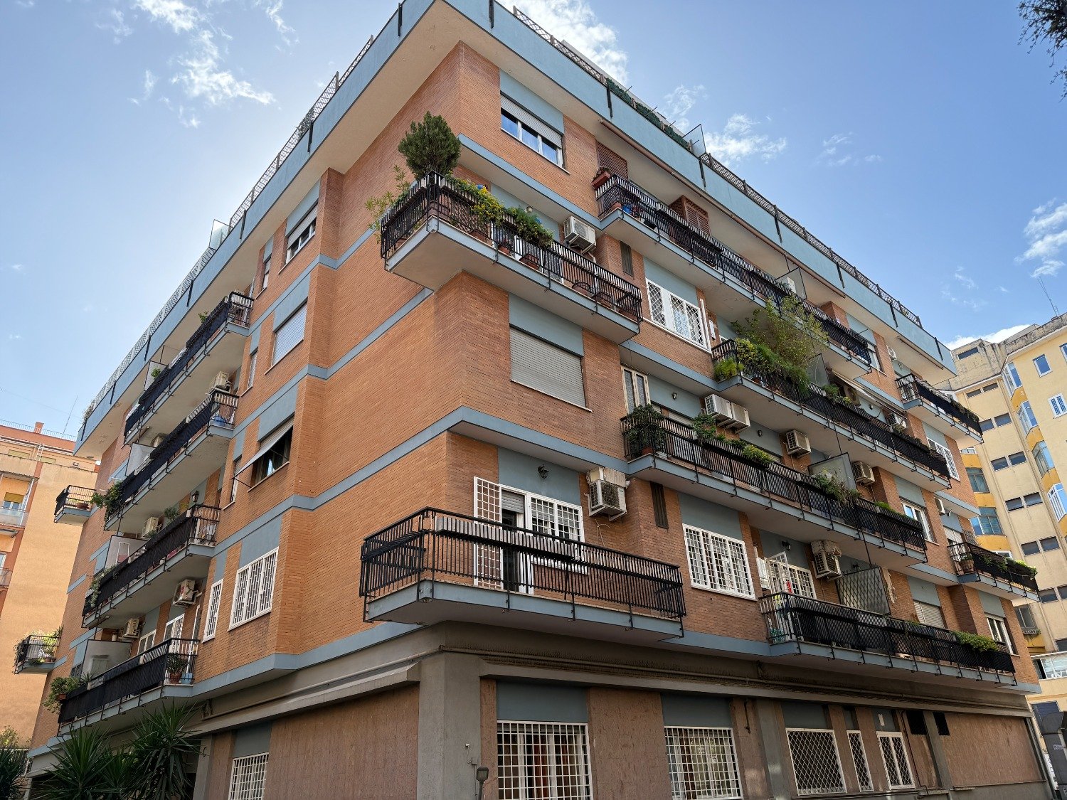 113-2760818-1 MONTAGNOLA – 7 locali € 555000 T704