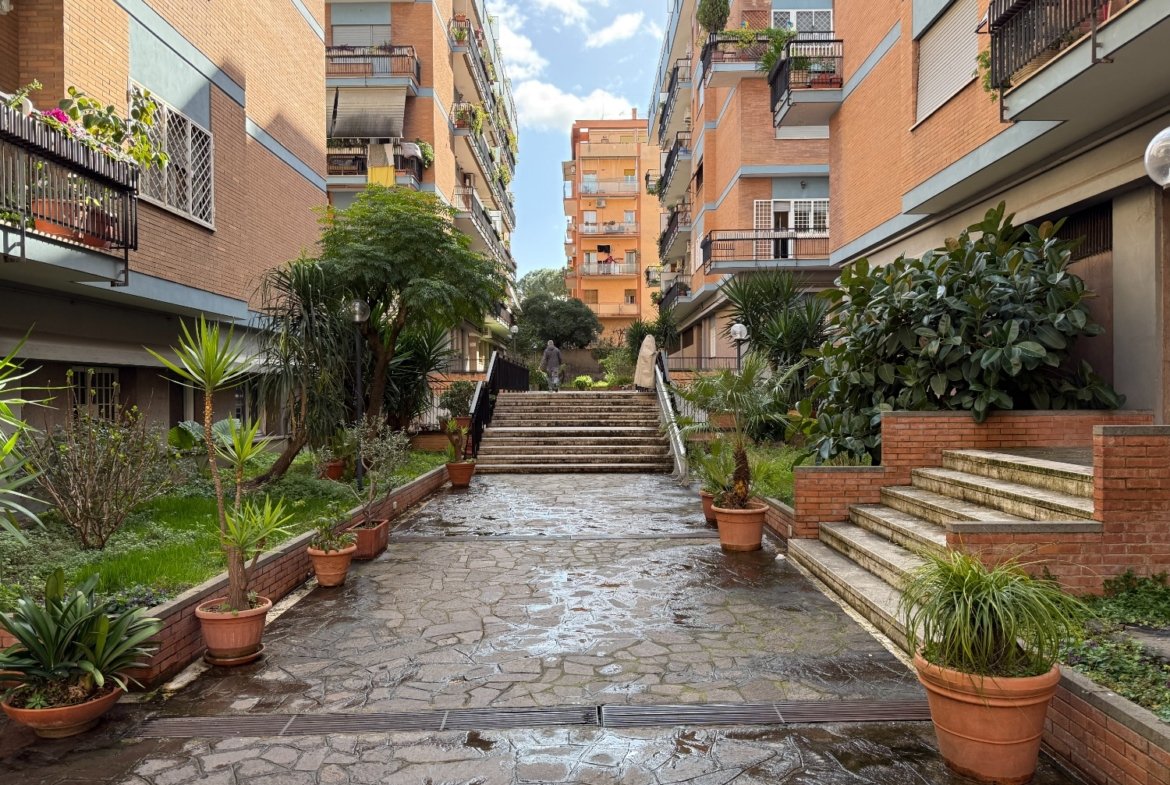 MONTAGNOLA – 7 locali € 555000 T704