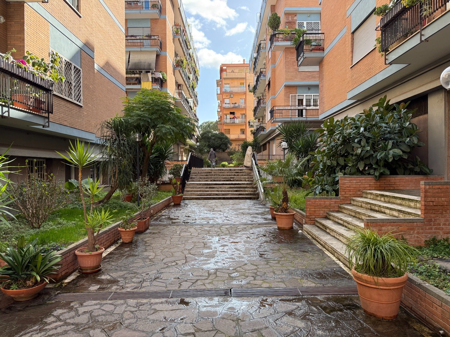 113-2760819-1 MONTAGNOLA – 7 locali € 555000 T704