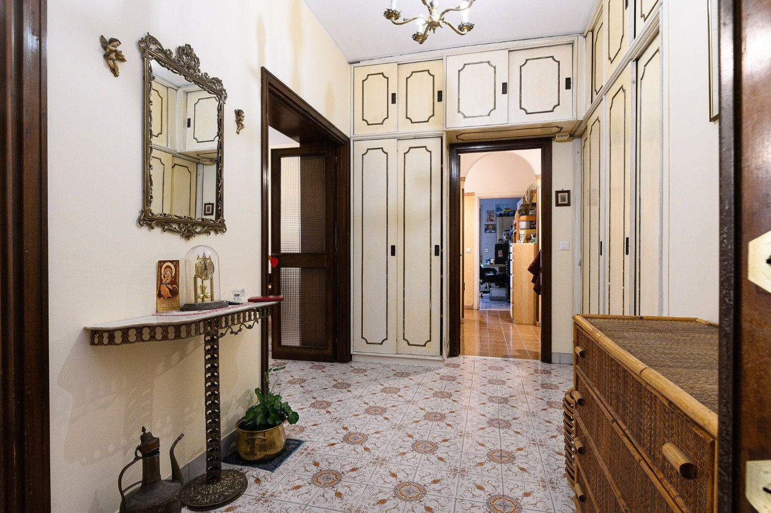 113-2760821 MONTAGNOLA – 7 locali € 555000 T704