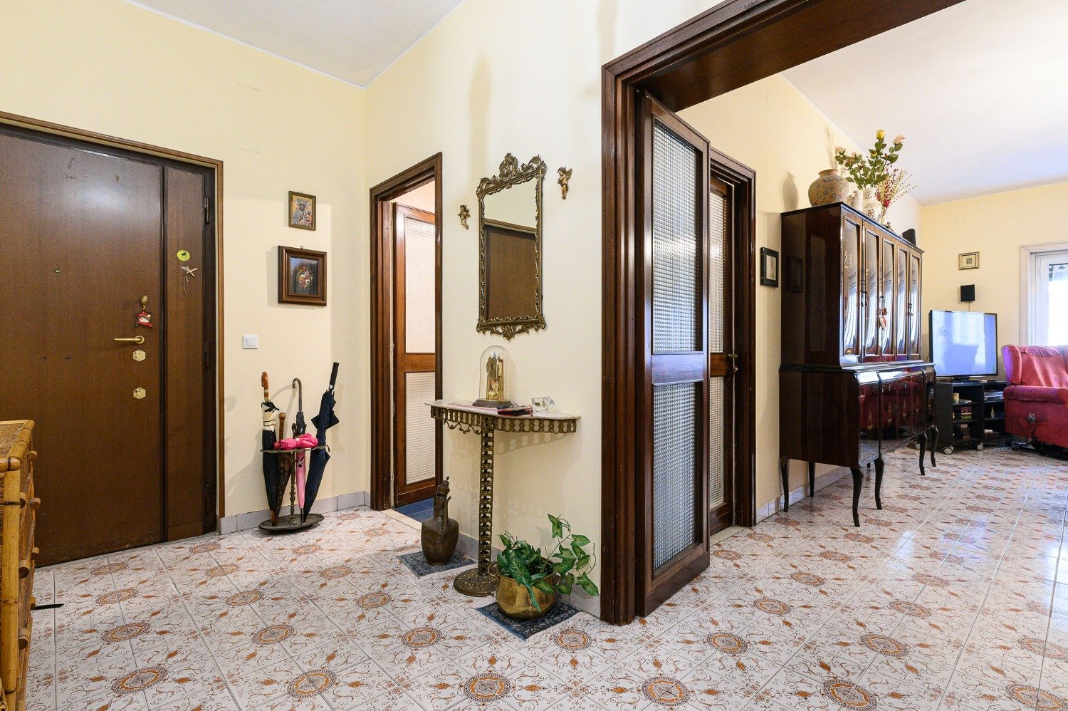 113-2760822 MONTAGNOLA – 7 locali € 555000 T704
