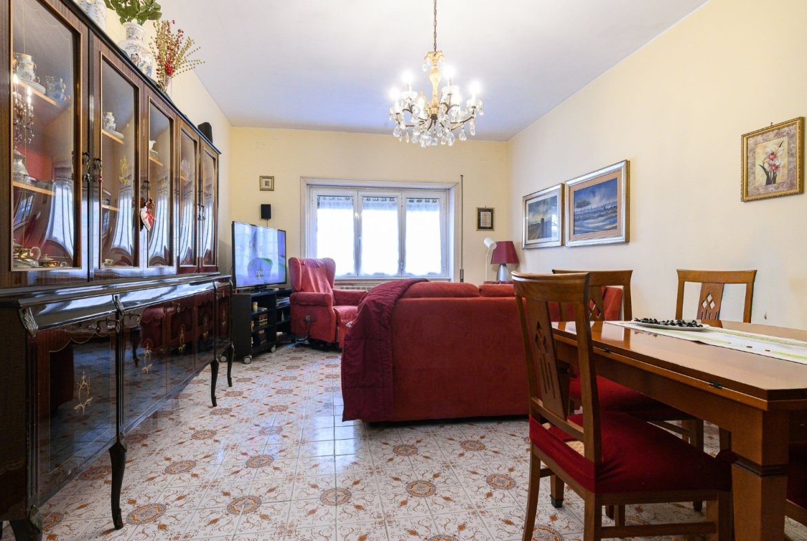 MONTAGNOLA – 7 locali € 555000 T704