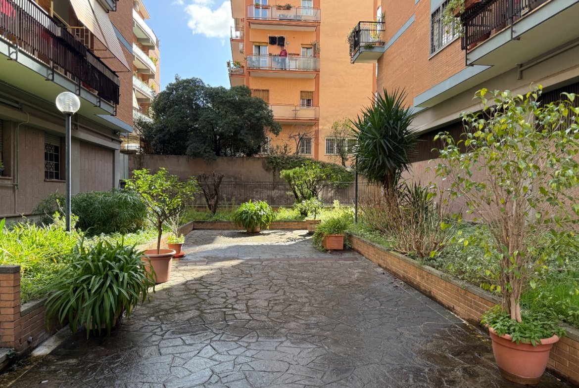 MONTAGNOLA – 7 locali € 555000 T704