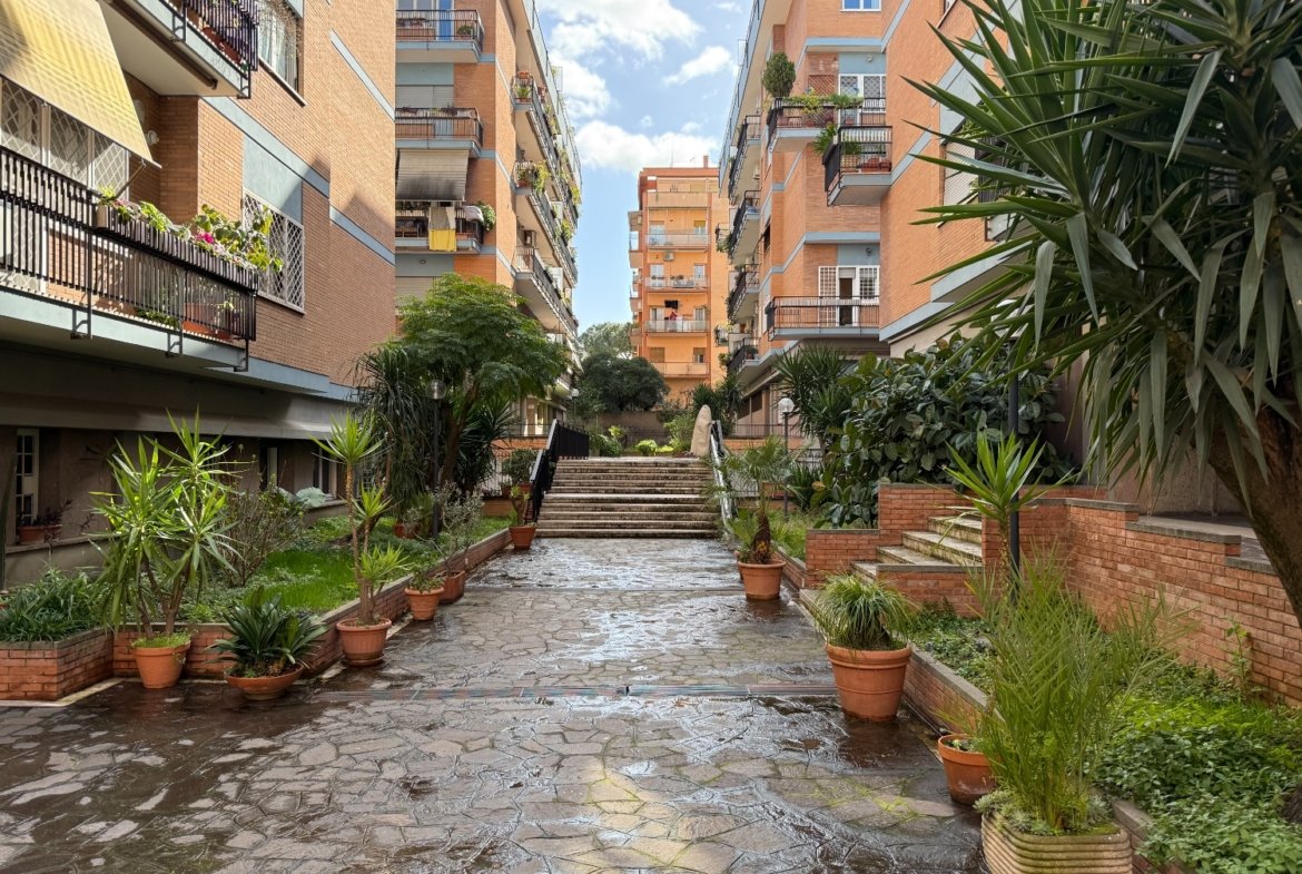 MONTAGNOLA – 7 locali € 555000 T704