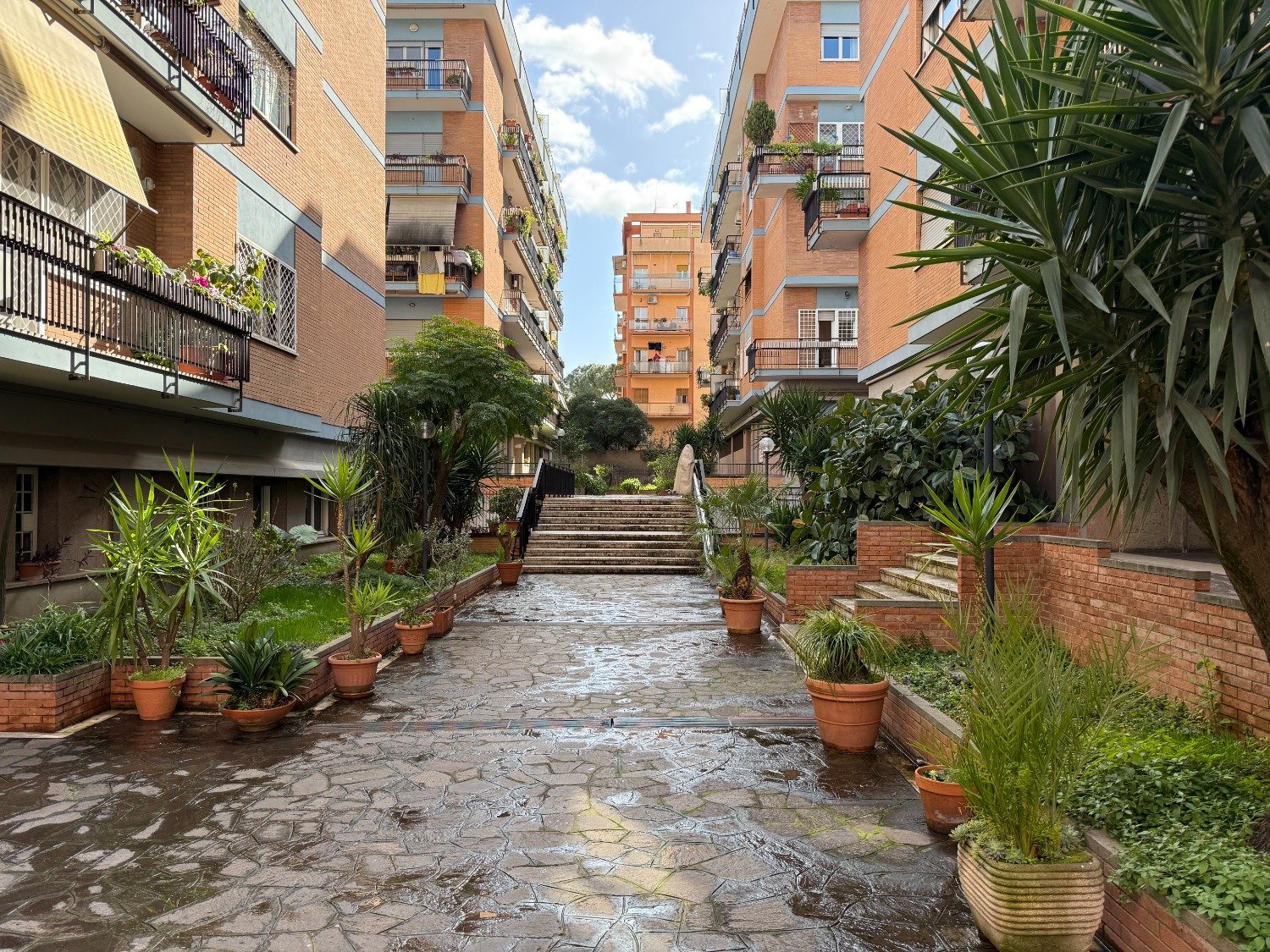 113-2760848 MONTAGNOLA – 7 locali € 555000 T704