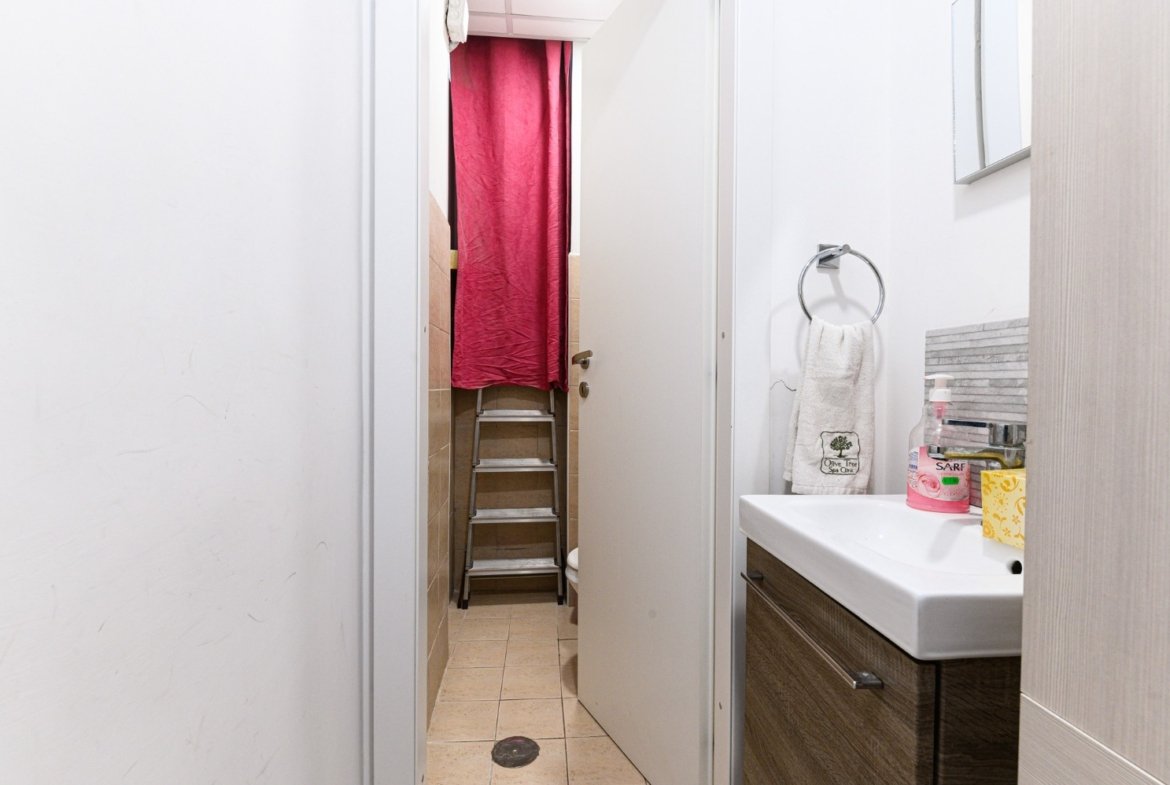 Marconi – Negozio 2 locali € 139000 NA201