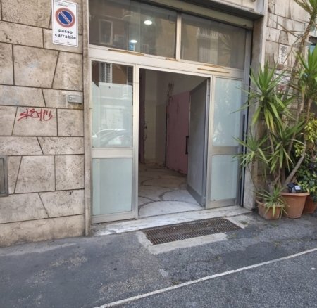 Via delle Cave – negozio € 1.500,00 XA201