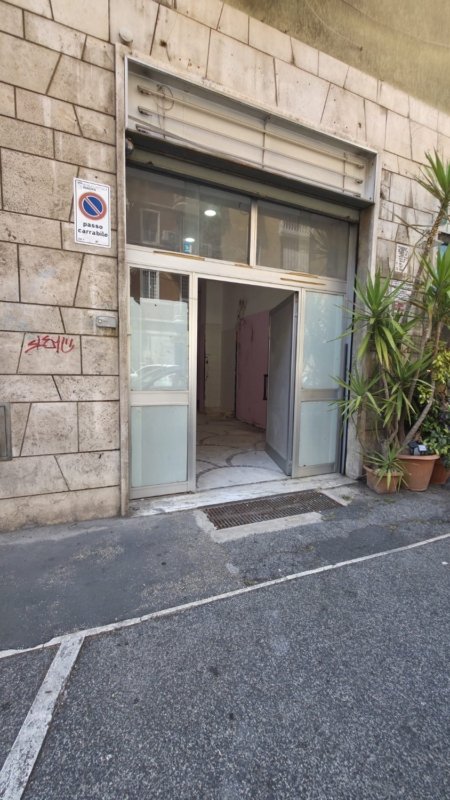 113-2992267 Via delle Cave – negozio € 1.500,00 XA201