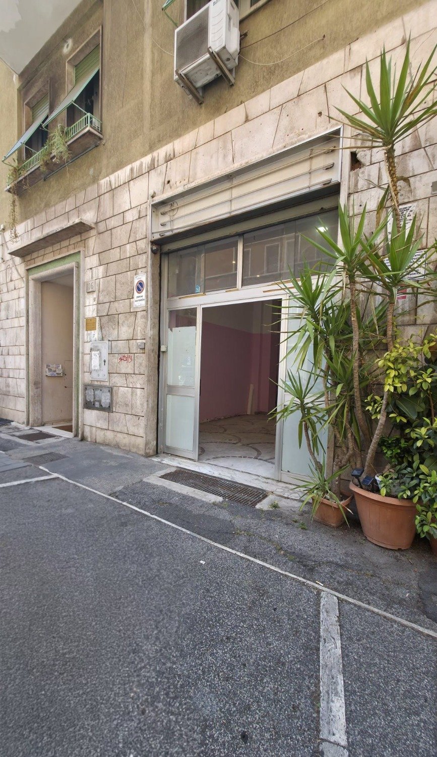 113-2992268-1 Via delle Cave – negozio € 1.500,00 XA201