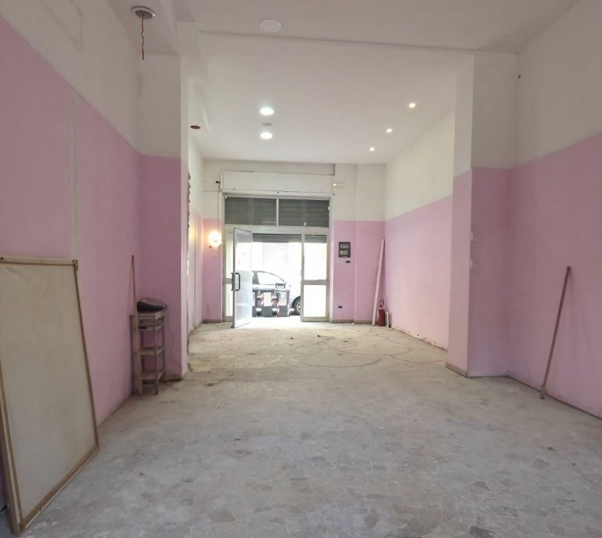 Via delle Cave – negozio € 1.500,00 XA201