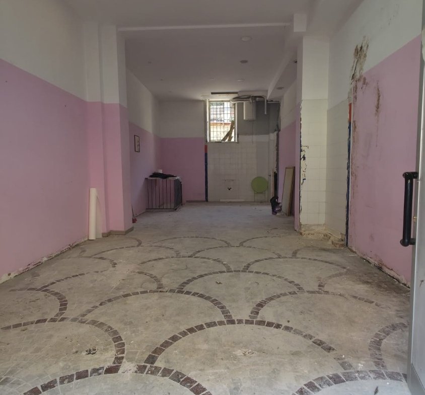 Via delle Cave – negozio € 1.500,00 XA201