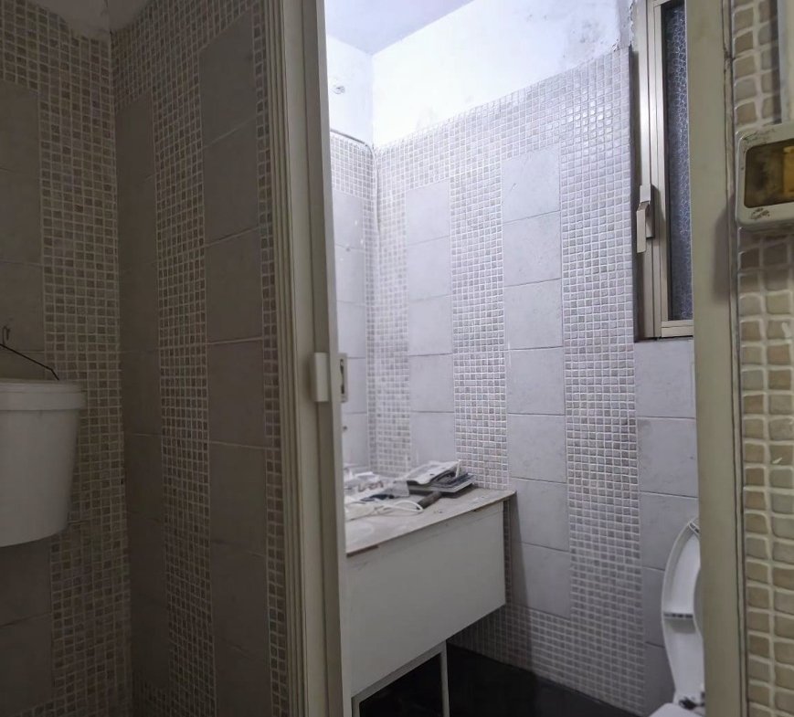 Via delle Cave – negozio € 1.500,00 XA201