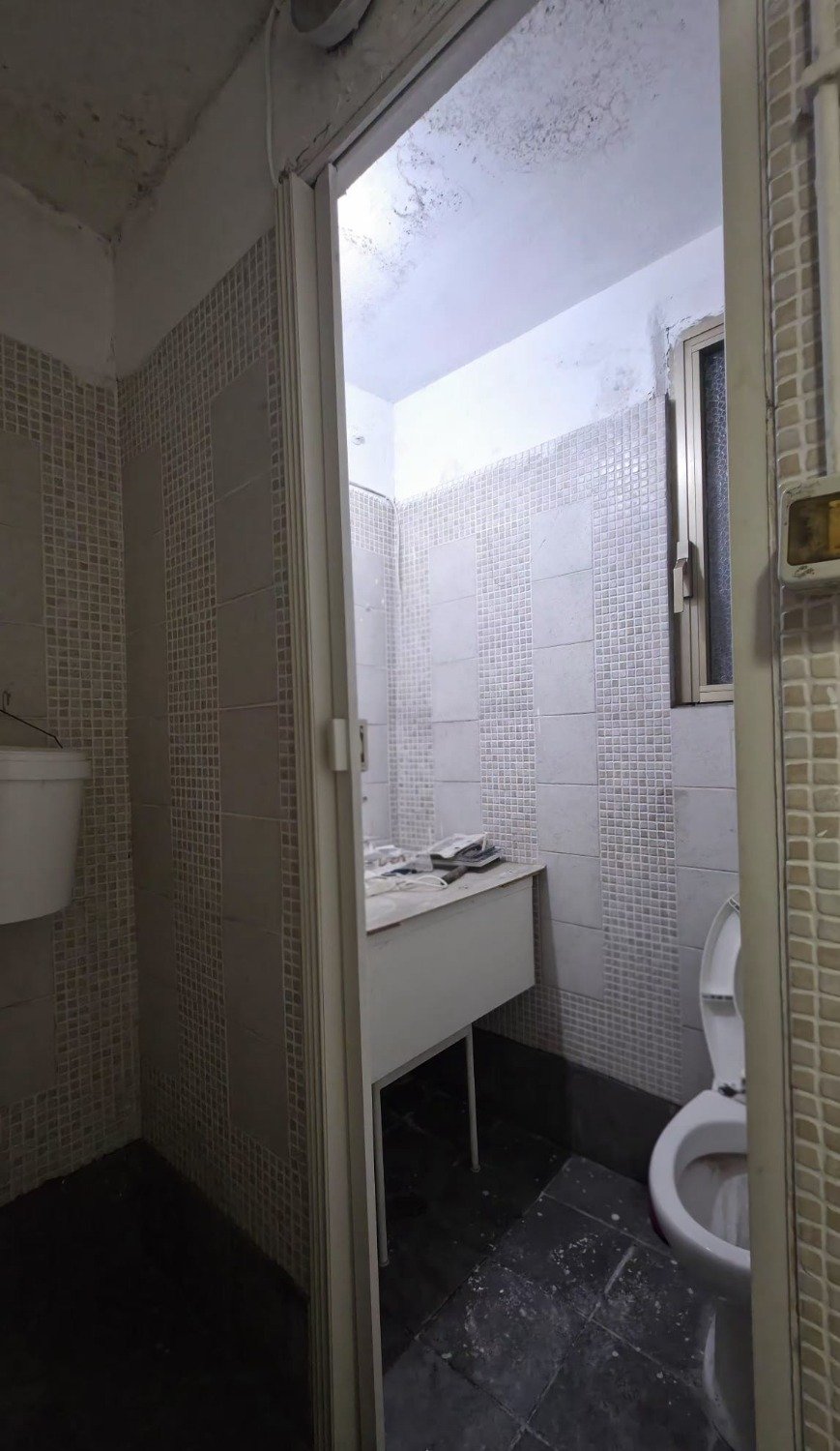 113-2992271-1 Via delle Cave – negozio € 1.500,00 XA201