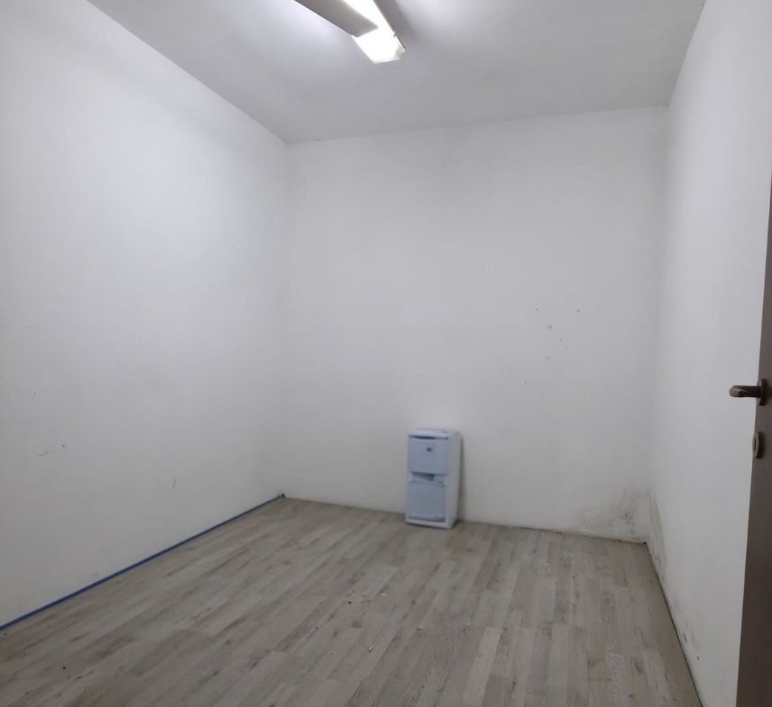 Via delle Cave – negozio € 1.500,00 XA201