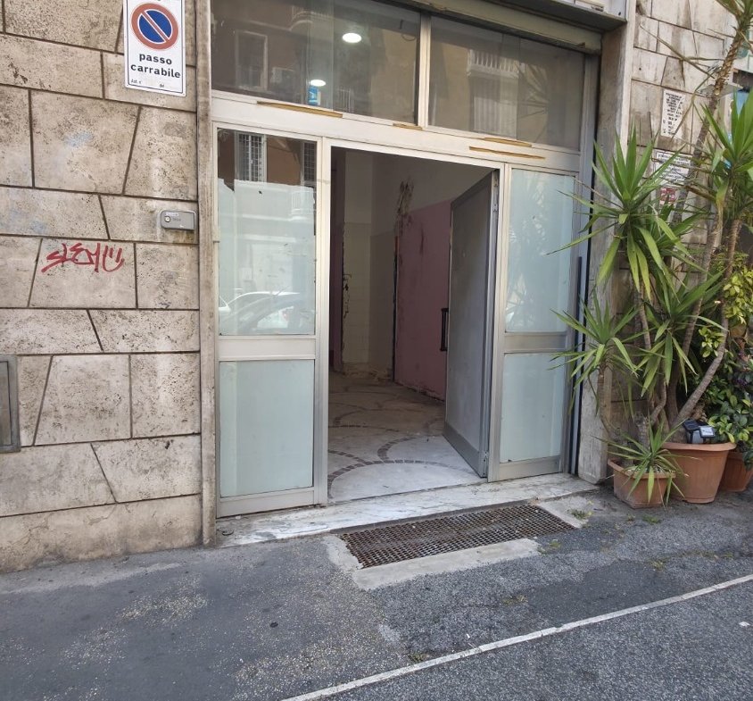 Via delle Cave – negozio € 1.400,00 XA202