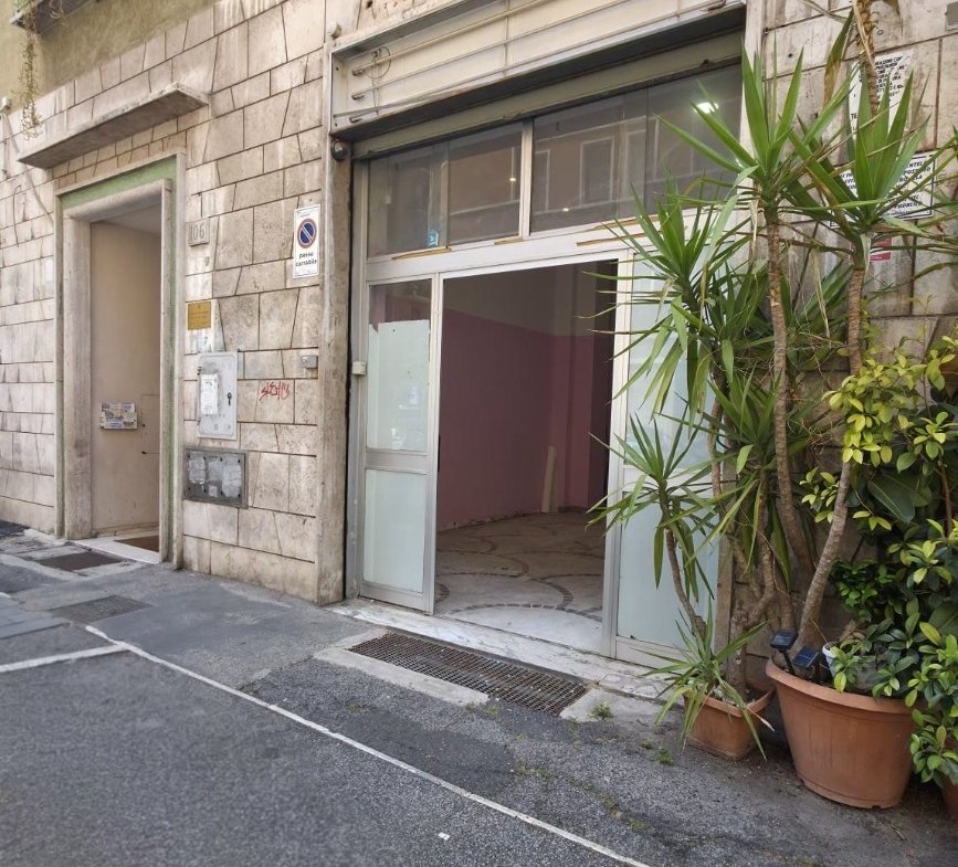 Via delle Cave – negozio € 1.400,00 XA202