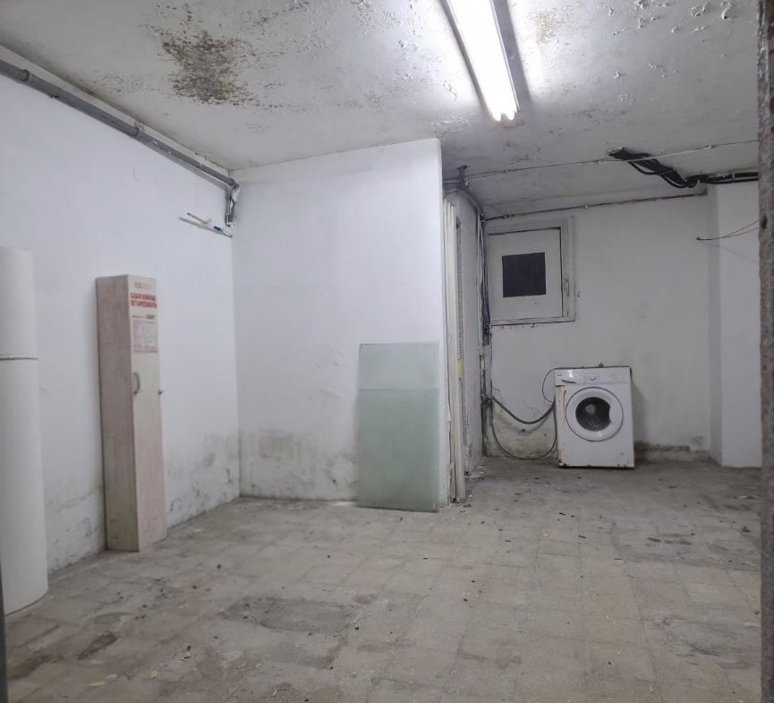 Via delle Cave – negozio € 1.400,00 XA202