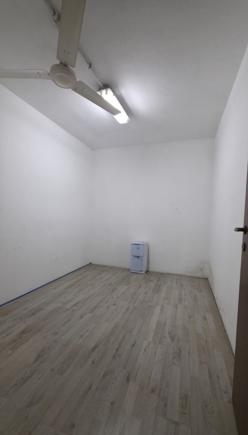 113-2992273-1 Via delle Cave – negozio € 1.400,00 XA202