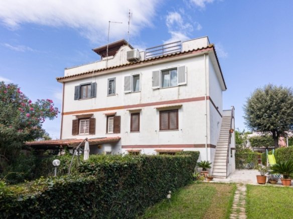 Fregene – TRILOCALE RISTRUTTURATO – € 319.000 – T302
