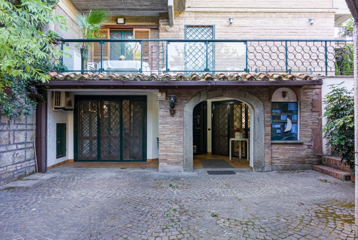 Eur Mostacciano – ESCLUSIVO – AMPIA METRATURA