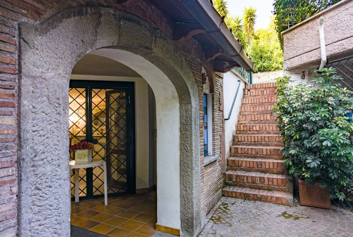 Eur Mostacciano – ESCLUSIVO – AMPIA METRATURA