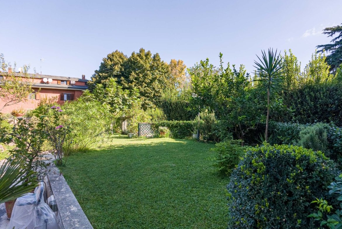 Eur Mostacciano – ESCLUSIVO – AMPIA METRATURA