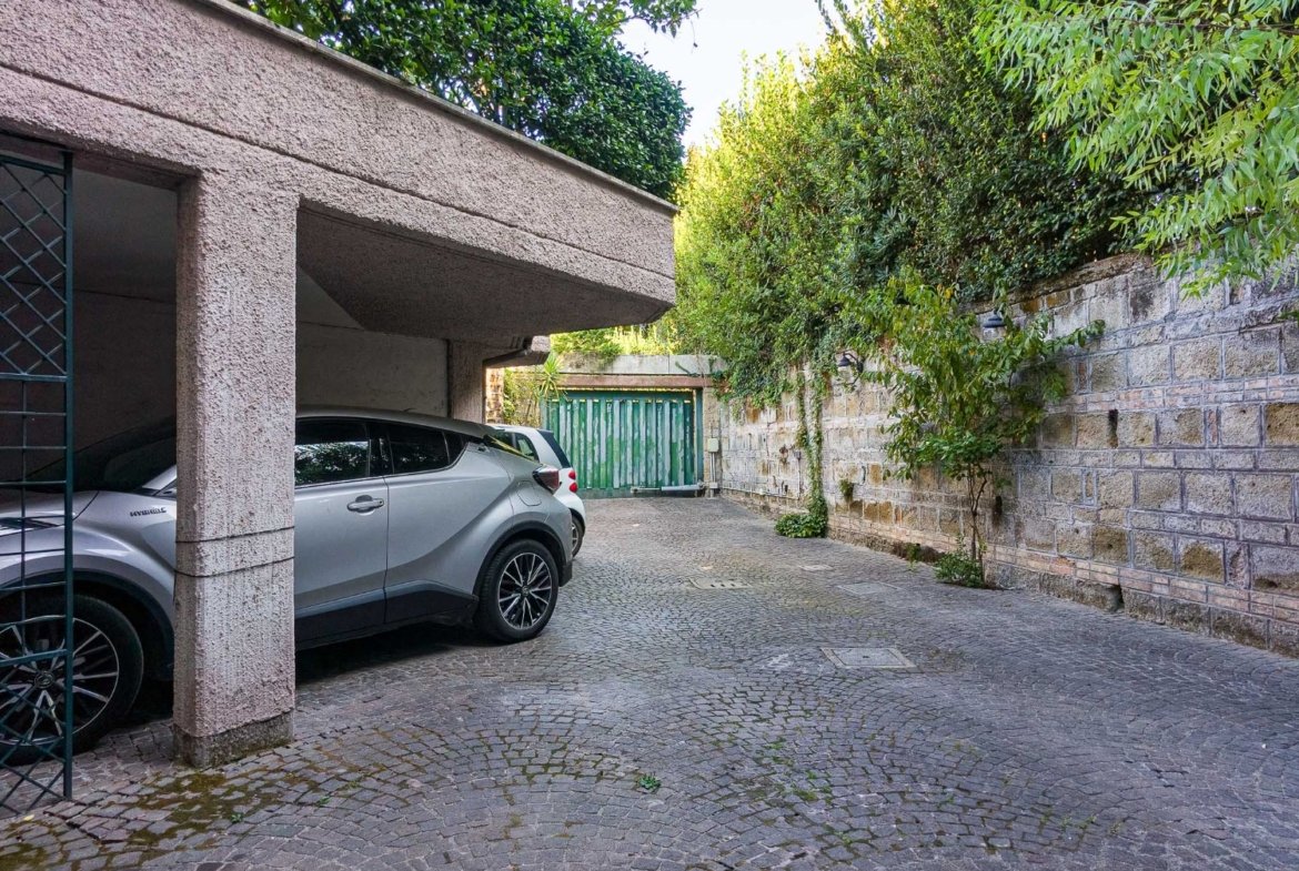 Eur Mostacciano – ESCLUSIVO – AMPIA METRATURA