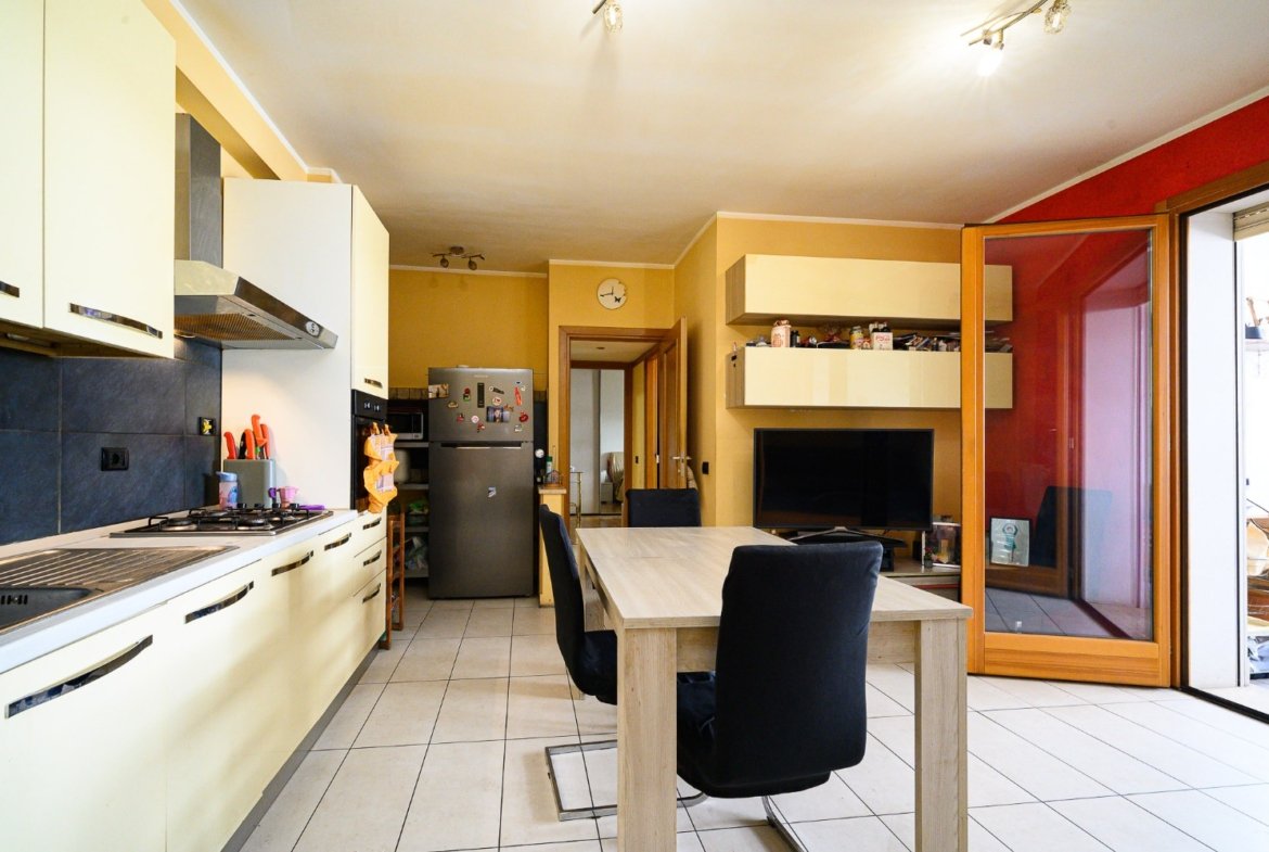 FONTE LAURENTINA – Ampio Trilocale con TERRAZZO e BOX