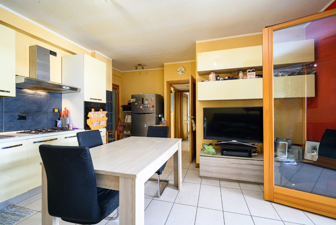 FONTE LAURENTINA – Ampio Trilocale con TERRAZZO e BOX