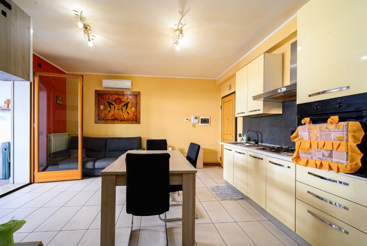 FONTE LAURENTINA – Ampio Trilocale con TERRAZZO e BOX