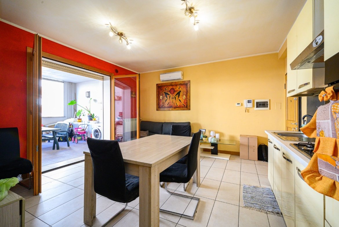 FONTE LAURENTINA – Ampio Trilocale con TERRAZZO e BOX