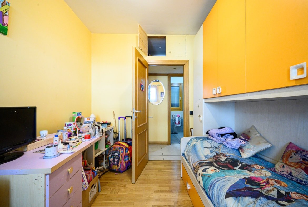 FONTE LAURENTINA – Ampio Trilocale con TERRAZZO e BOX