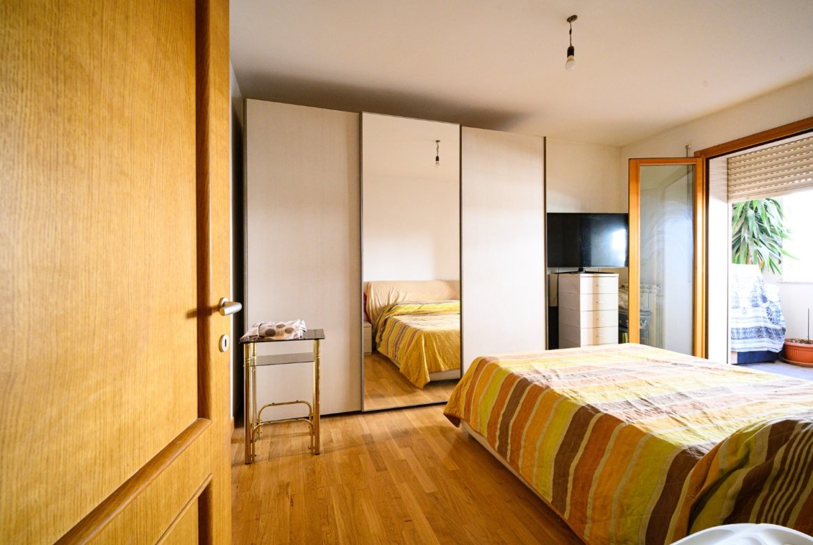 FONTE LAURENTINA – Ampio Trilocale con TERRAZZO e BOX