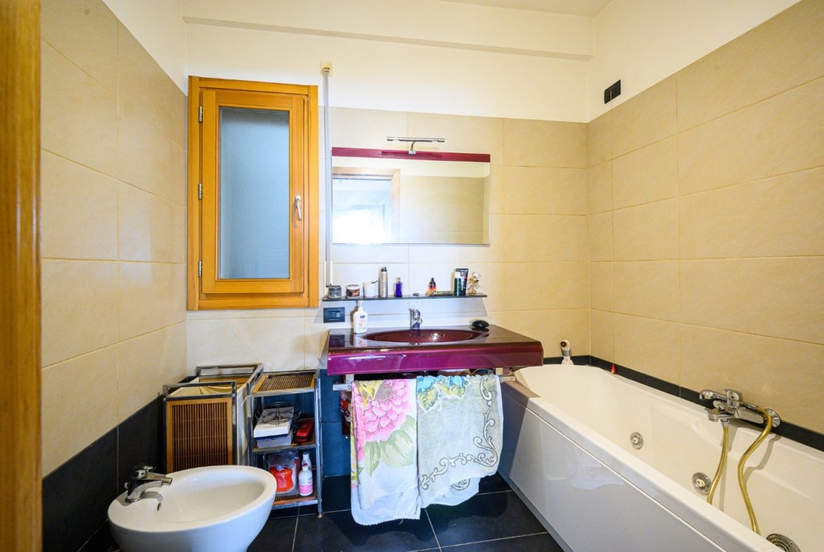 FONTE LAURENTINA – Ampio Trilocale con TERRAZZO e BOX