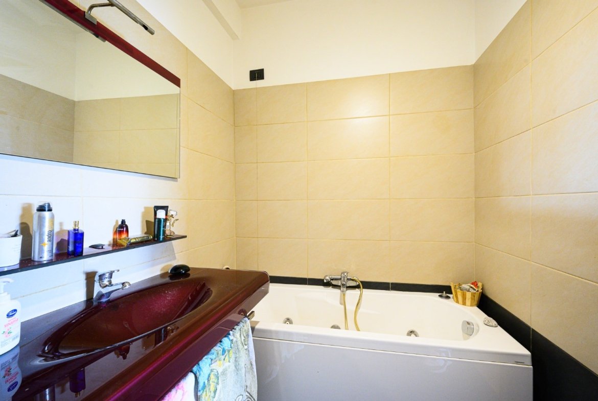 FONTE LAURENTINA – Ampio Trilocale con TERRAZZO e BOX