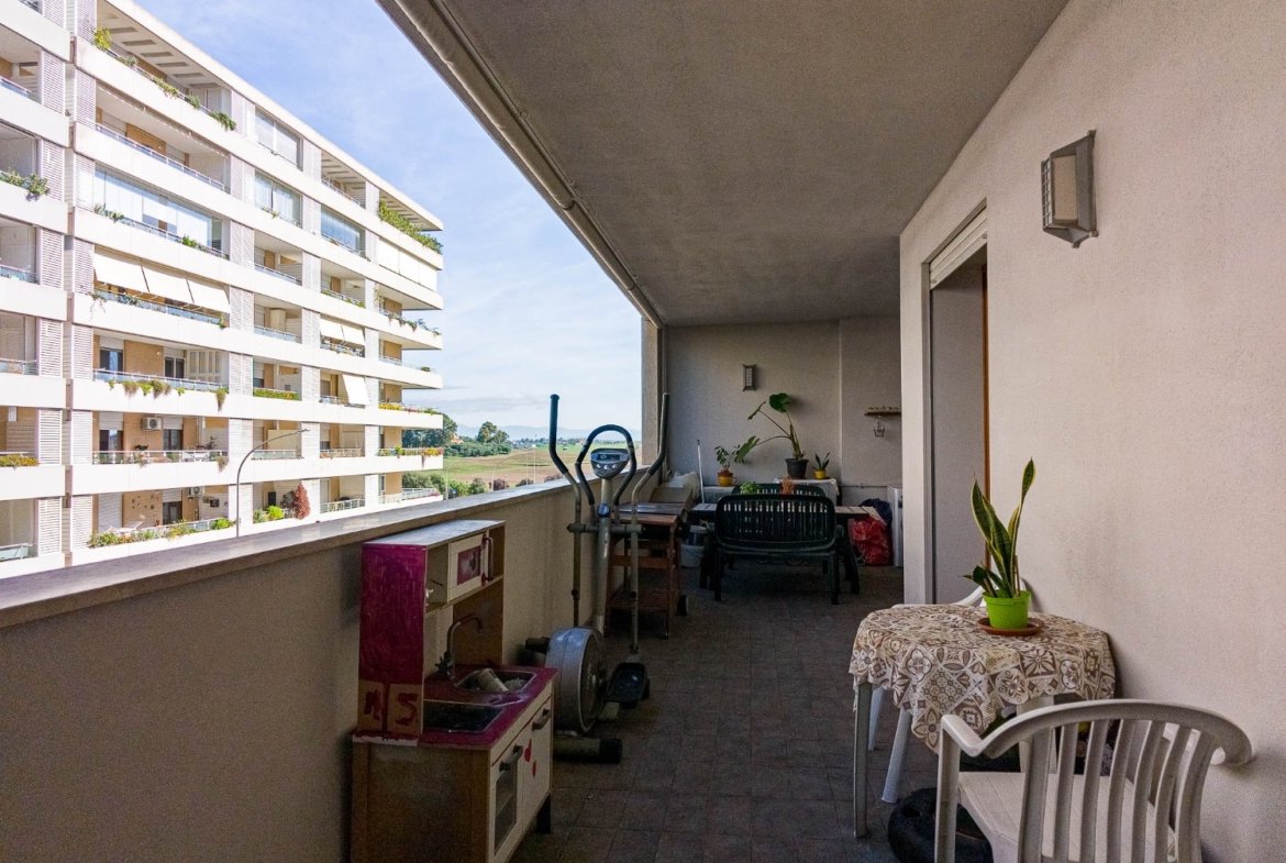FONTE LAURENTINA – Ampio Trilocale con TERRAZZO e BOX