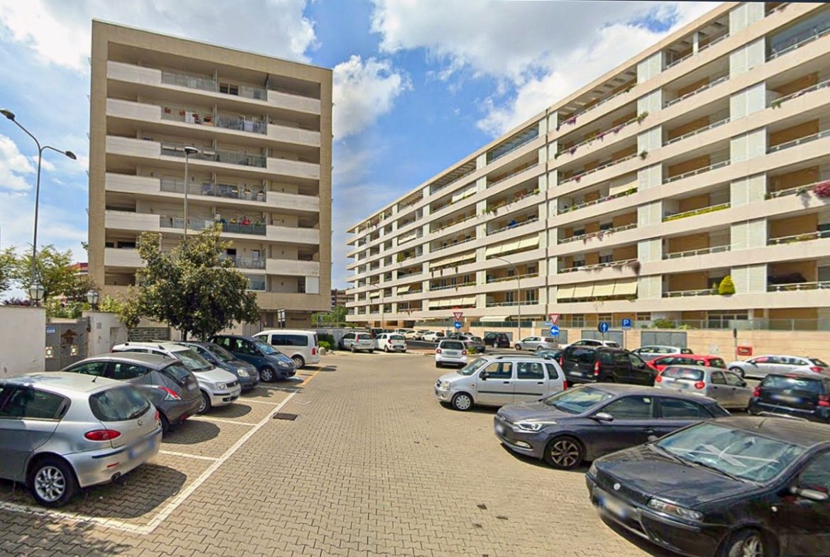 FONTE LAURENTINA – Ampio Trilocale con TERRAZZO e BOX